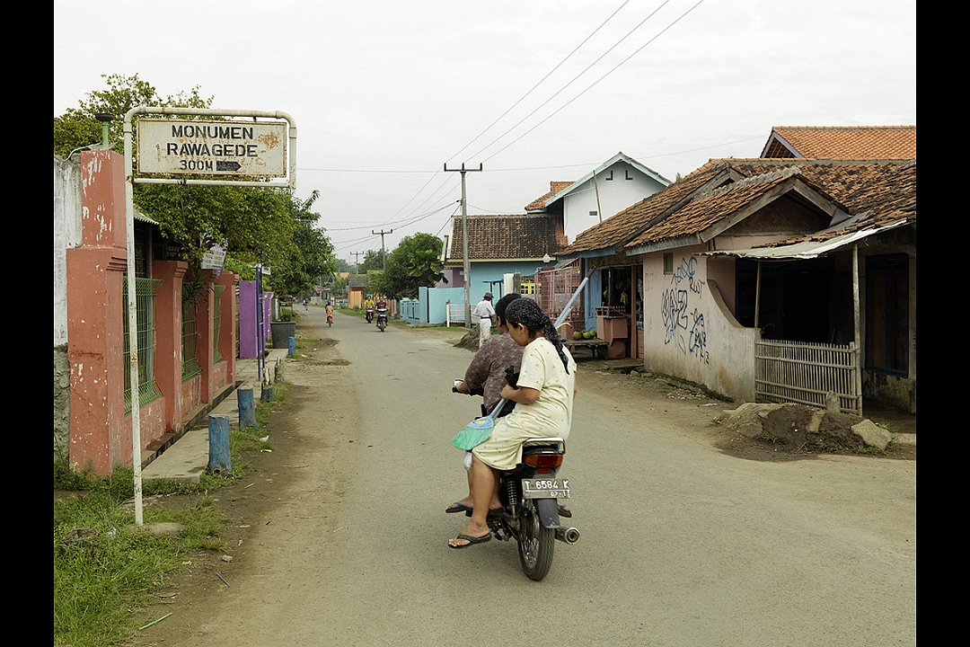The 9th of December 1947, nearly the complete male population of the village of Rawagede in Indonesia, was killed by Dutch soldiers. Eight widows and the only male survivor sued the Dutch government in 2009. In May 2010 the Dutch government pleaded guilty though she stated the case statute-barred, and plaintiffs had no right to compensation. Nevertheless, on September 2011, plaintiffs won their case. During the annual ceremony to commemorate the massacre, the Dutch government apologized to the people of Rawagede. The widows received € 20.000,00 each. <br />
